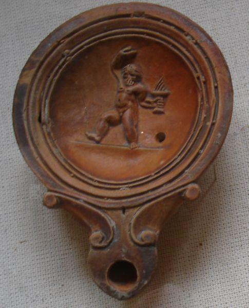 Прометей с факелом. Римский светильник. (1в до н.э. - 1в н.э.)  Эрмитаж.(фото Лимарева В.Н.)
