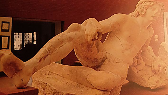 Раненный  грек. Скульптура из города Эфес. 