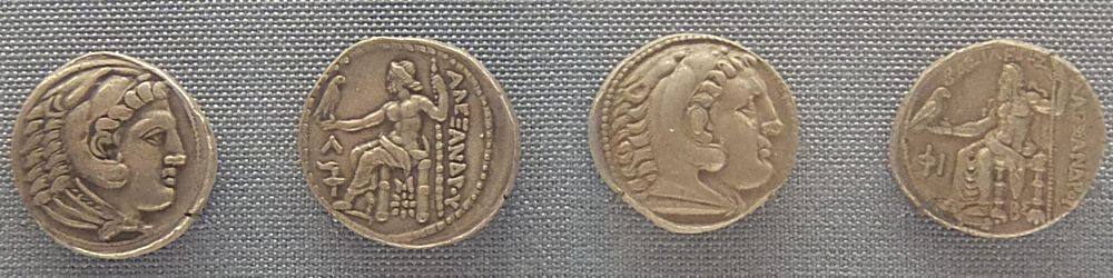  Голова Геракла в львиной шкуре. Обратная сторона: Зевс на троне. Монеты Александра Македонского (336-323 г до н.э.) Эрмитаж. Фото Лимарева В.Н. 
