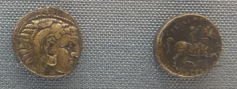 Голова Геракла в львиной шкуре. Обратная сторона: Всадник. Монеты правителя Македонии Касандра (319-297 г до н.э.) Эрмитаж. Фото Лимарева В.Н.