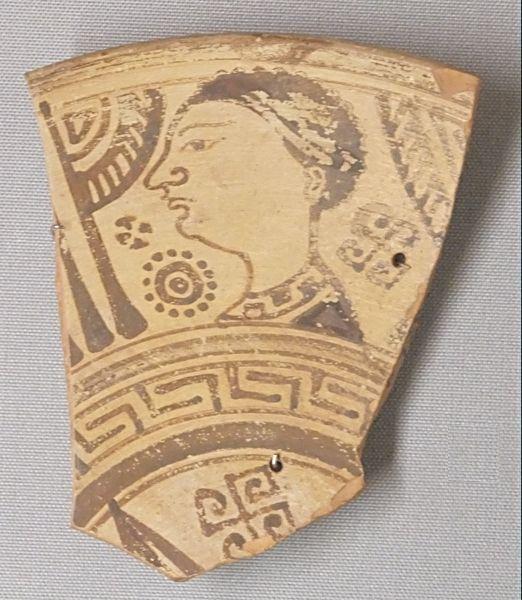 Портрет на обломке тарелки. Найден в Крыму. Милет-? 6 век до н.э. Эрмитаж. (Фото  Лимарева В.Н.)