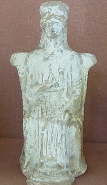 Богиня на троне. Коринф. Нач.5 века до н.э. Эрмитаж. (Фото  Лимарева В.Н.)