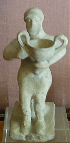 Человек с амфорой. Беотия. 6-5 век до н.э.  Эрмитаж. фото Лимарева В.Н.