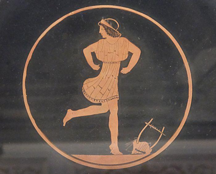 Танцующая девушка (Рис. на блюде)  Аттика. 470-460 г. до н.э. Эрмитаж. (Фото  Лимарева В.Н.)