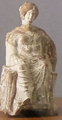Женщина в кресле. 4 век до н.э. Эрмитаж. (Фото  Лимарева В.Н.)