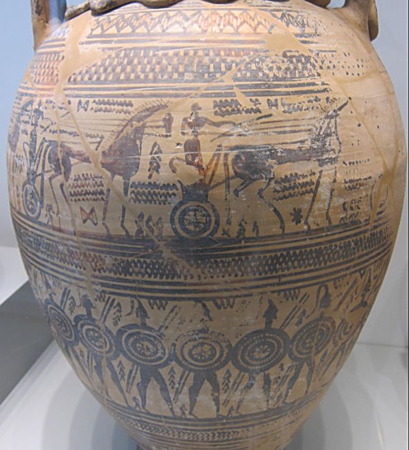 Греческое войско. Рис. на амфоре. Аттика. Греция. 730-720 г до н.э. Музейный остров. Берлин.  (Фото  Лимарева В.Н.)
