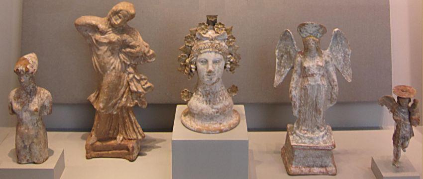 Древнегреческие статуэтки найденные в колонии  Кумы в Италии.   (4-3 век до н.э.) Музейный остров. Берлин. (Фото  Лимарева В.Н.)