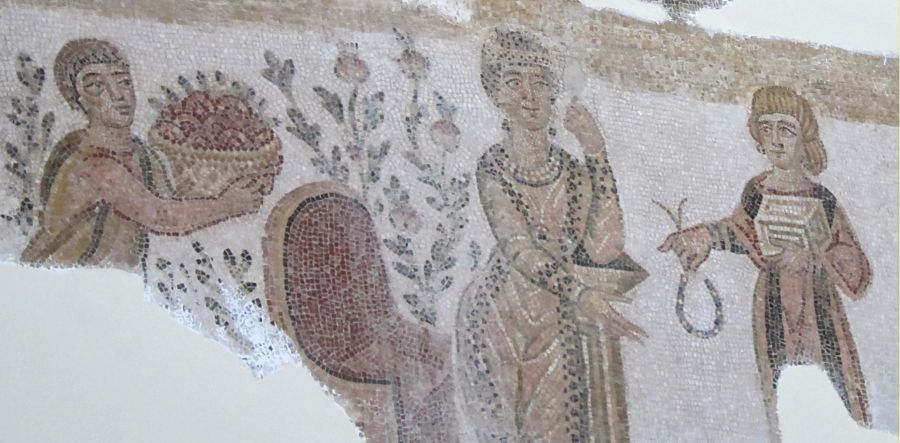 Приподношение богатой женщине. Римская мозаика 3-4 века.  Тунис.  (Фото  Лимарева В.Н.)